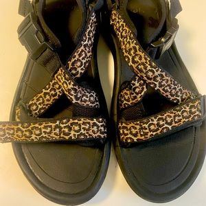 Teva hurricane Verge - black with leopard print.